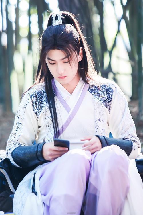 桓振出生于桓氏家族，这是东晋时期一个极具影响力的世家大族，

家族对他的一生产生