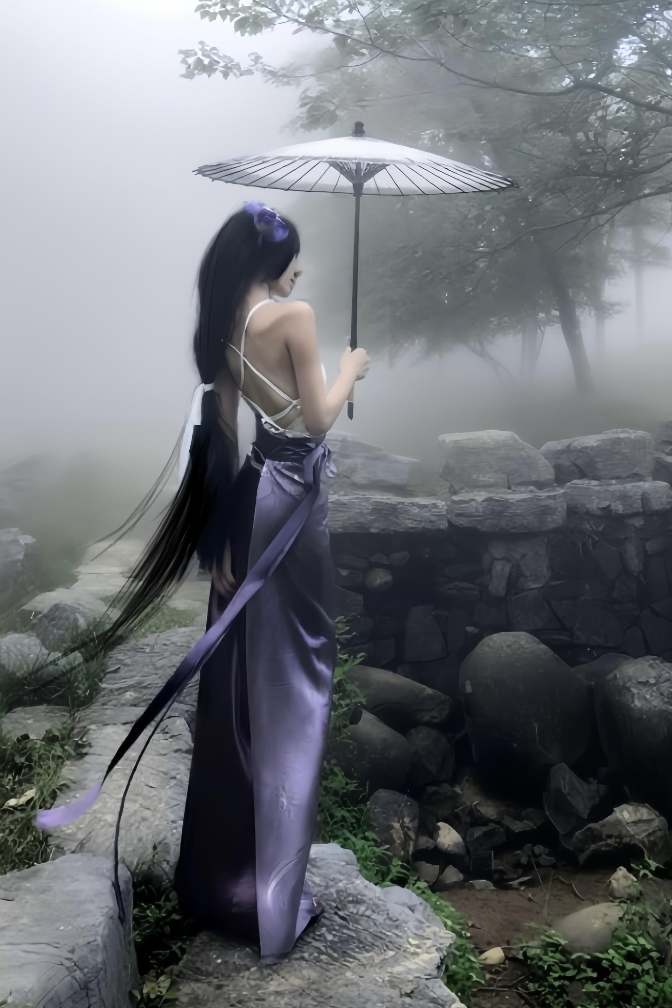 空见淡色帷帐浸凉霜。