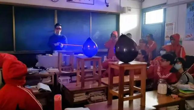 大家都玩过特斯拉线圈吗？

有个物理老师老师却自己DIY，把特斯拉线圈搬进了客厅