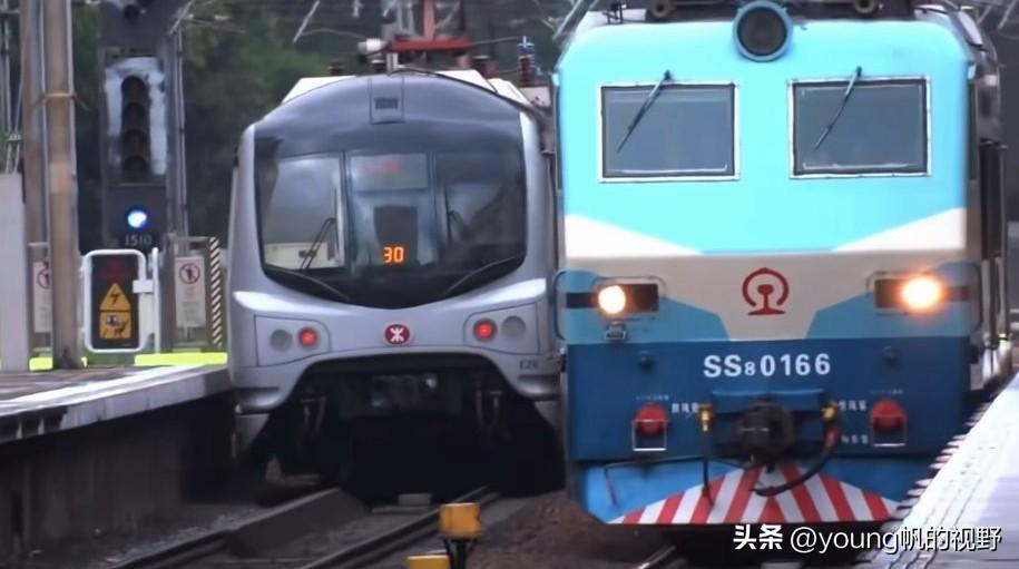 国产列车与香港乌蝇头列车的相遇。这是早年间火车迷在香港东铁线沙田站拍摄到的一幕经