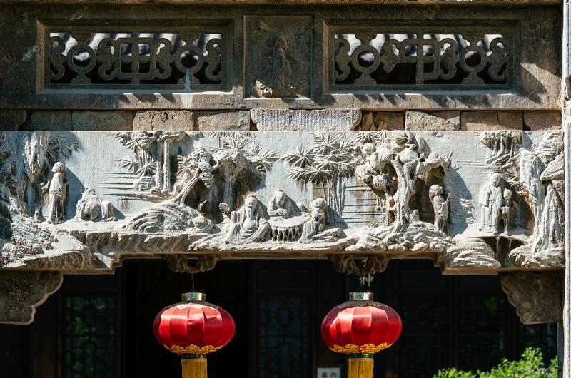 智深潜于暗，勇明浮于面，智勇双全扭转局面需各方默契和谐，从长计议。