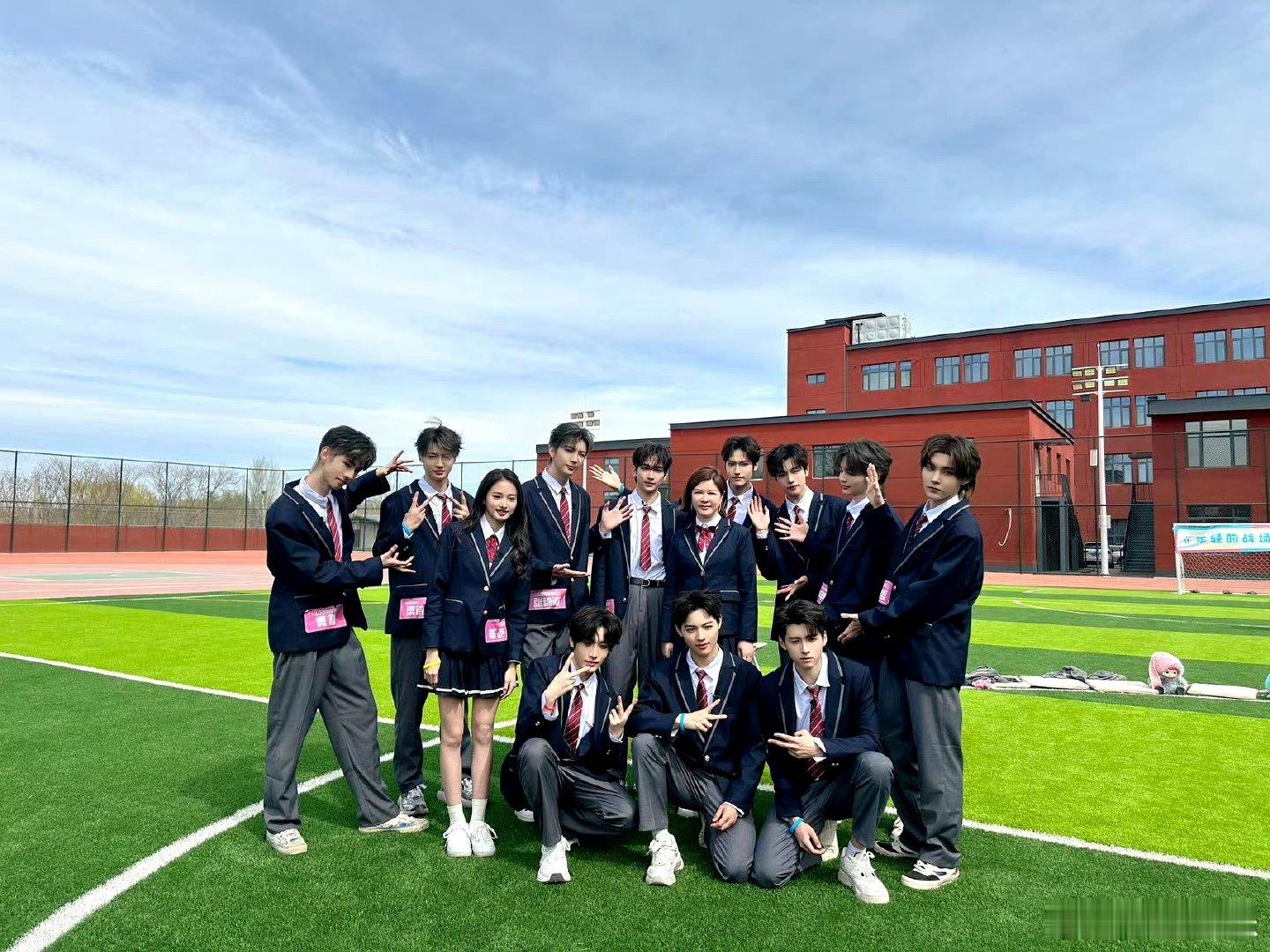 乐华年轻的战场居然还有续集 这是什么梦幻联动！乐华把《年轻的战场》延续到校园，杜