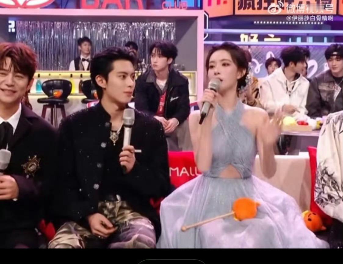 疯狂好六夜 全员放飞的节目效果太炸了，COS造型和摊主互动充满了不可预测性，这才