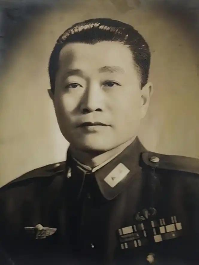 1947年莱芜战役惨败后，杜聿明坚信内部有间谍，他的头号怀疑对象就是郭汝瑰。有一