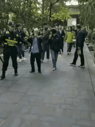前呼后拥，呼呼哈哈，还有人在前面开道，驱赶正常游玩的人，这真是有些太张扬了，也不