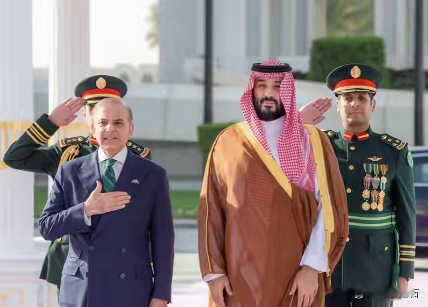 沙特花40亿引进“枭龙”战机，却传出巴基斯坦抵债这种说法，真是让人摸不着头脑。其