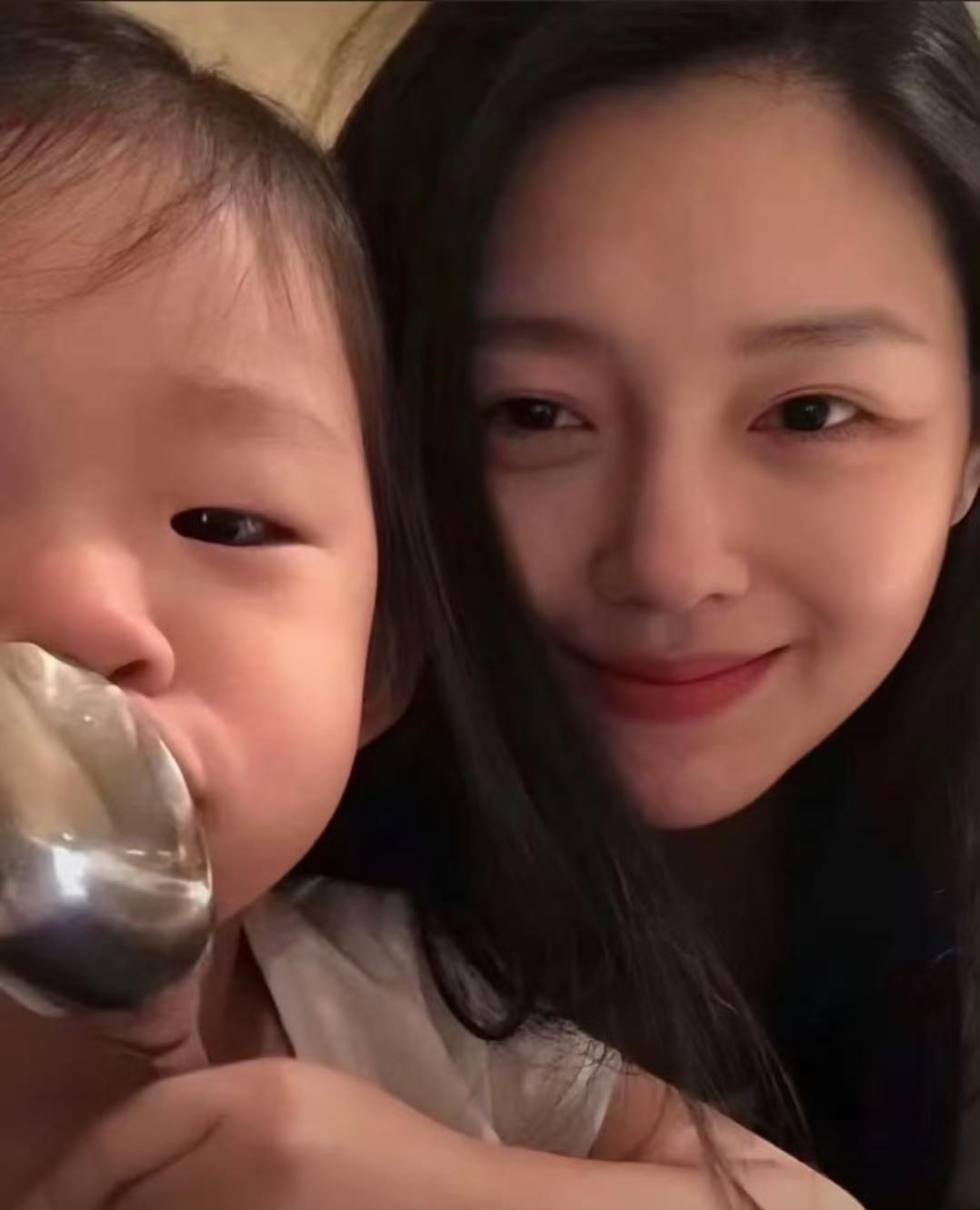 汪小菲和大S的女儿小玥儿在母亲节这天开通ins账号，随后点赞妈妈和具俊晔的合照。