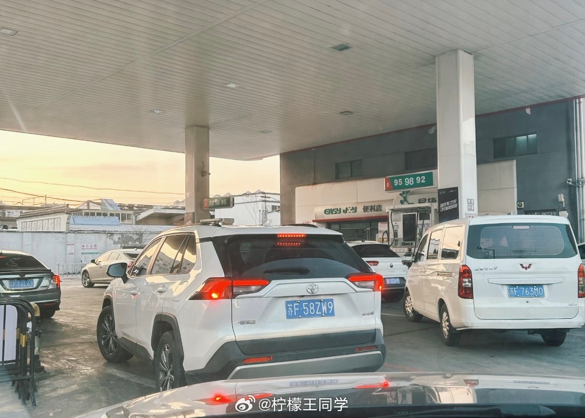 油价暴涨近9%昨天朋友圈不少车主都去加油站排队把油加满了我吃拼好饭，你喝95，咱