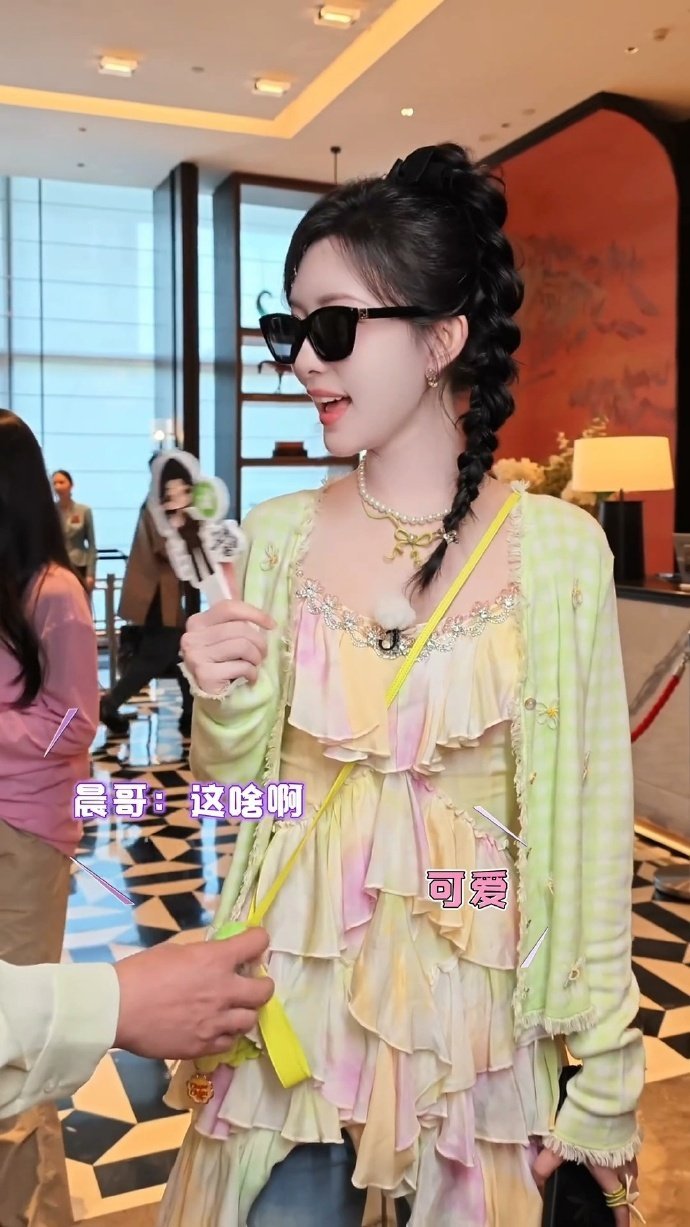 孟子义又戴了耳骨钉 刷到图的时候反复看了好几遍，耳骨钉加她那张漂亮的脸，还是记忆
