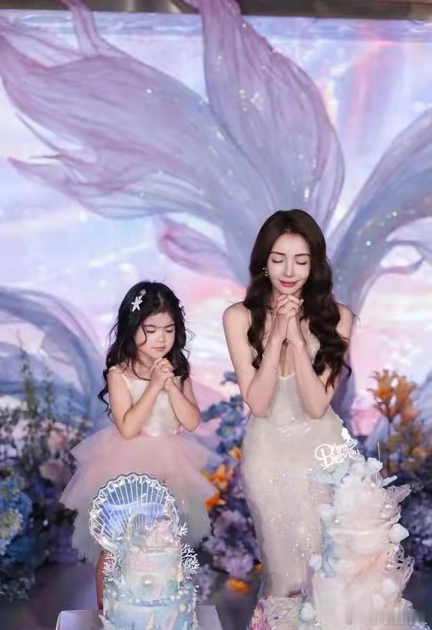 麦迪娜和女儿一起庆祝生日，母女同穿蓝色长裙温馨有爱！ ​​​