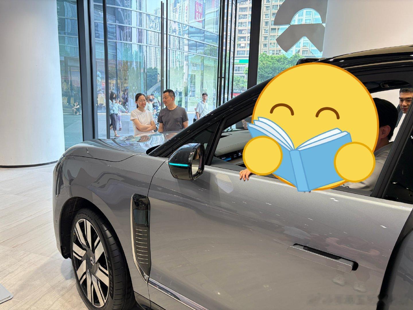 带家人来看看ES9，里三层外三层围住，等了十分钟都没上到车，里面已经被小屁孩完全