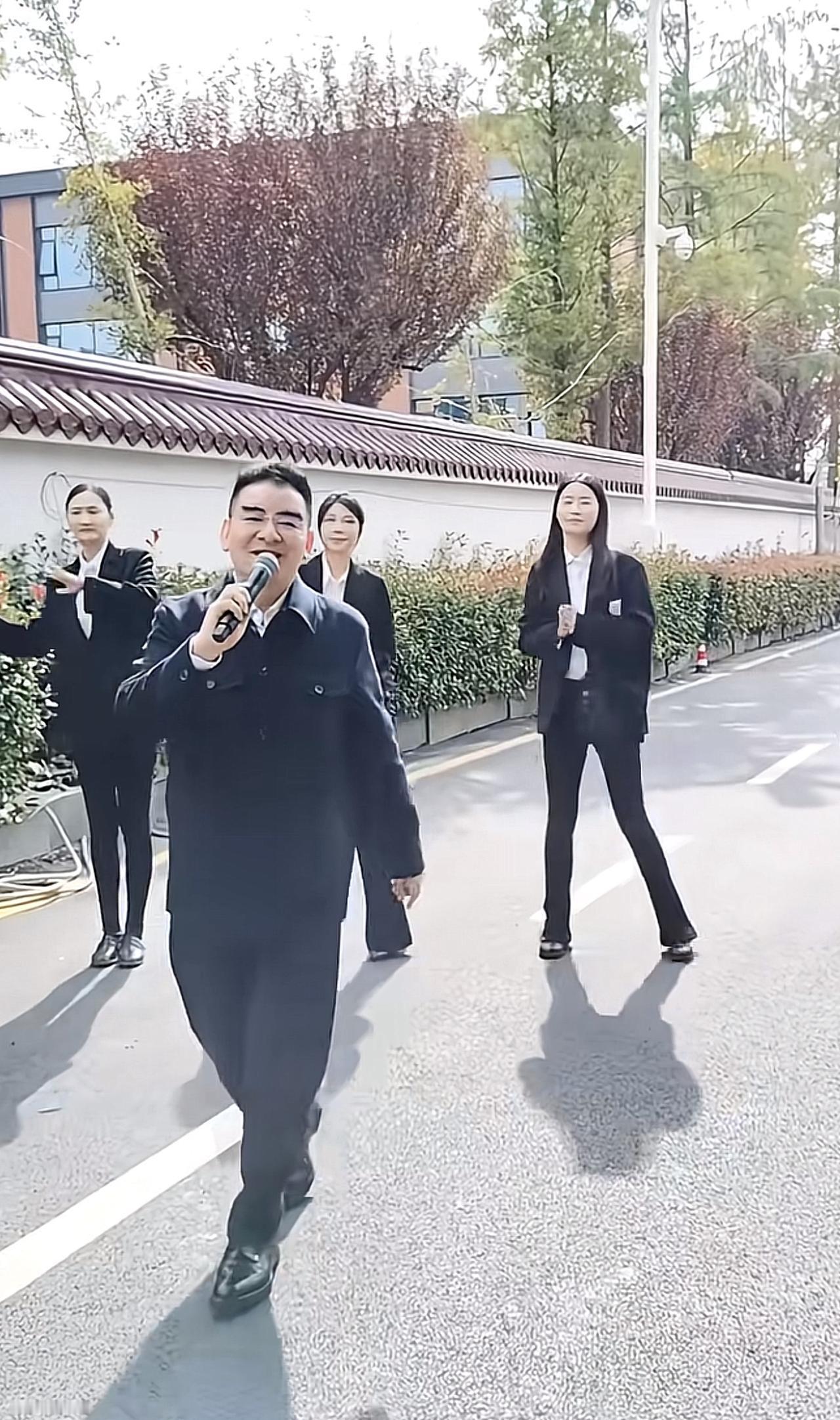 目前最最最顶级蹭流大师，结果遇见平民网红，轻描淡笔的化解了大师蹭流，而且精准反弹