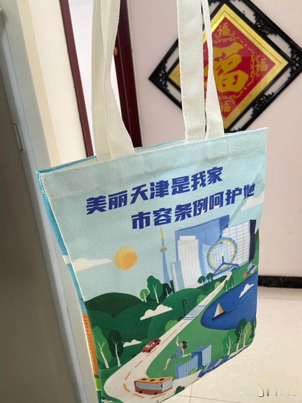 我天天在花园里玩，结识了很多老年朋友，在花园里闲聊还能免费领到小礼品。
比如今天