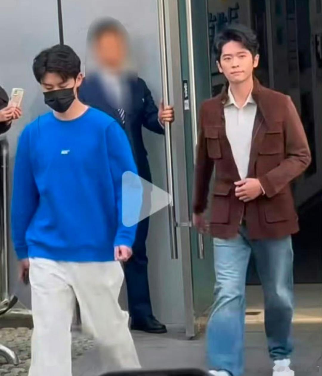 丞磊粉丝要求重组艺人团队，身边的工作人员穿得比艺人还光鲜亮丽，而艺人穿得像个老干