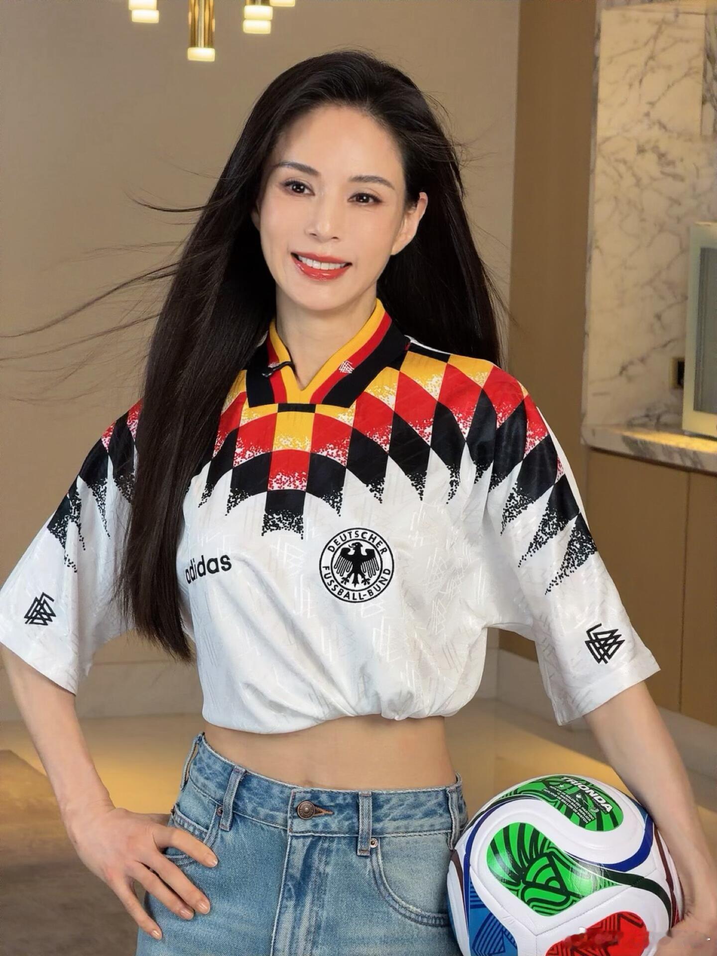 60岁的李若彤，看起来只有三十来岁