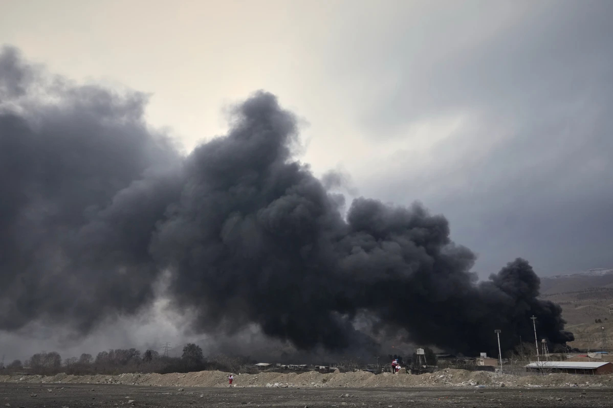 袭击伊朗冲击美国经济美伊冲突中东局势解读 AP报道称，唐纳德·特朗普总统曾承诺2