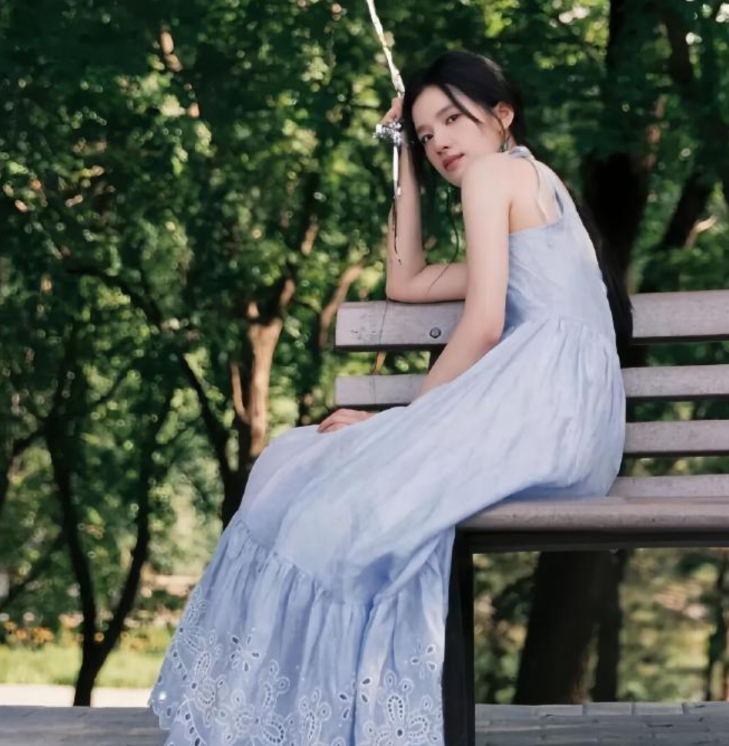 很喜欢冯唐说的这段话：人还是要自强：不容易生病的身体、够用的收入、养心的爱好、强