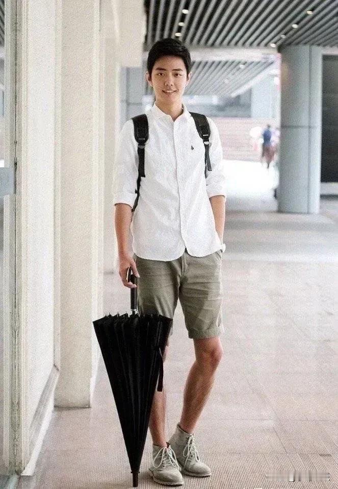 肖战上大学时的照片简直帅呆了！稚气的脸庞，灿烂的笑容，充满朝气。当年他就是学校里