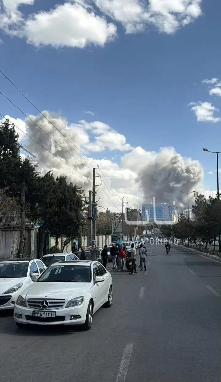 美以继续对伊朗进行轰炸，首都德黑兰不断冒起浓烟。
美以和伊朗之间的对抗现在完全是