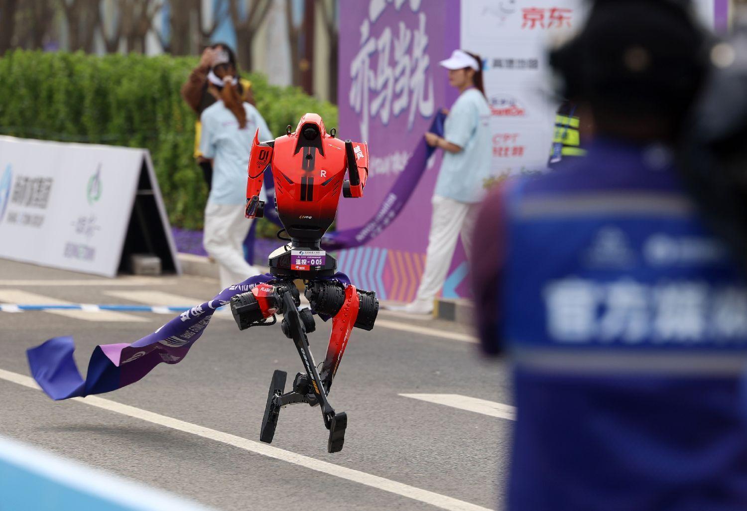 机器人半马冠军出自做手机的荣耀 4月19日，2026北京亦庄半程马拉松暨人形机器