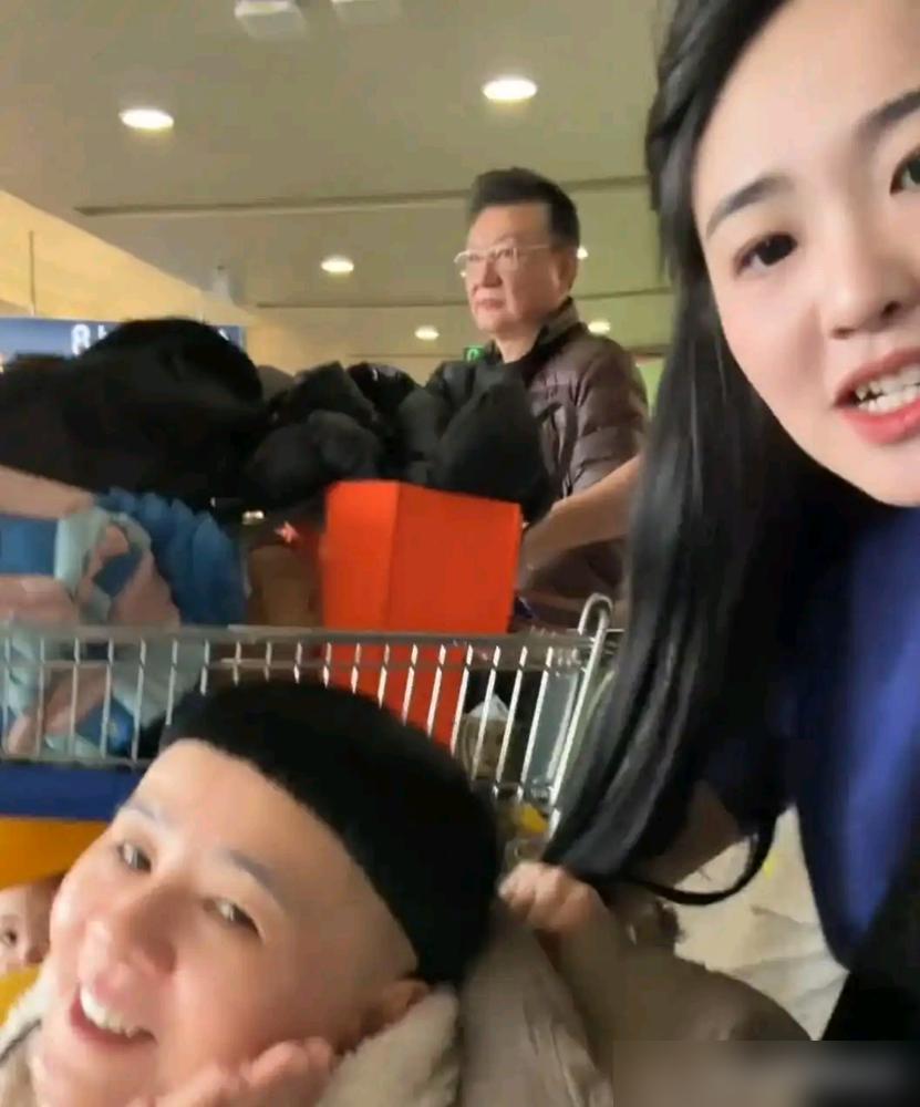 金龟子女儿怼网友：“我妈奋斗一辈子，不就是为了让我蹭？”这话，直接撕开了多少家庭