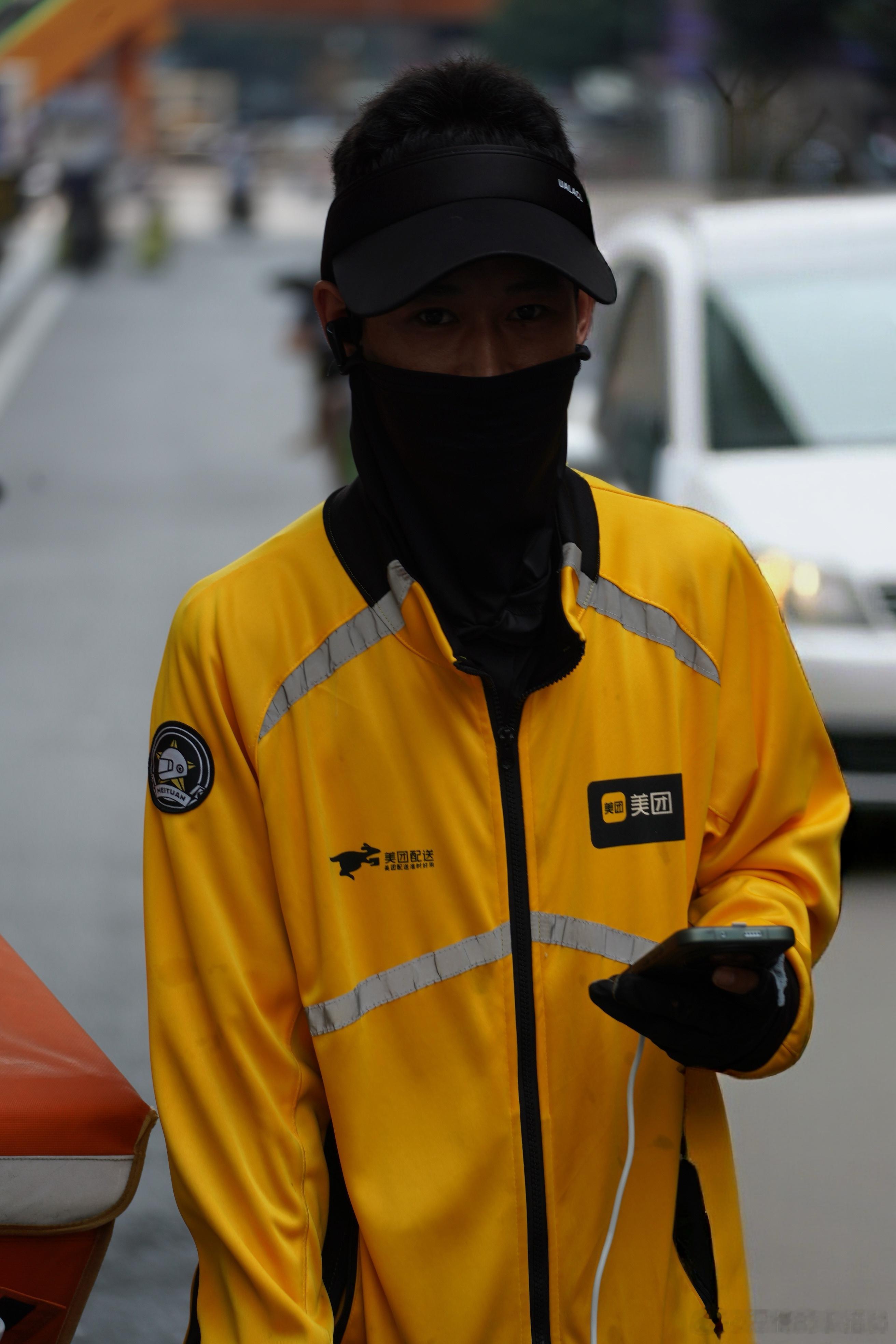 这个小哥的身形很适合美团 