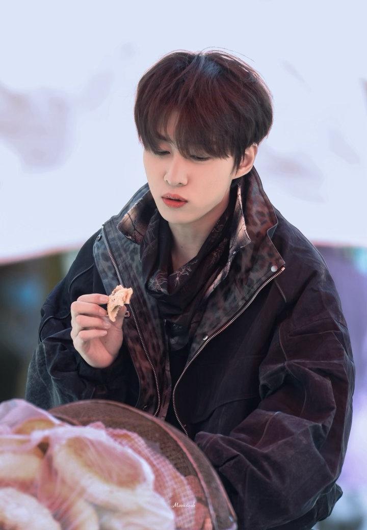 💜 卓沅钥启光芒大片

热烈的夏花，开出了璀璨的夏季，明晃晃地做自己。
@种地