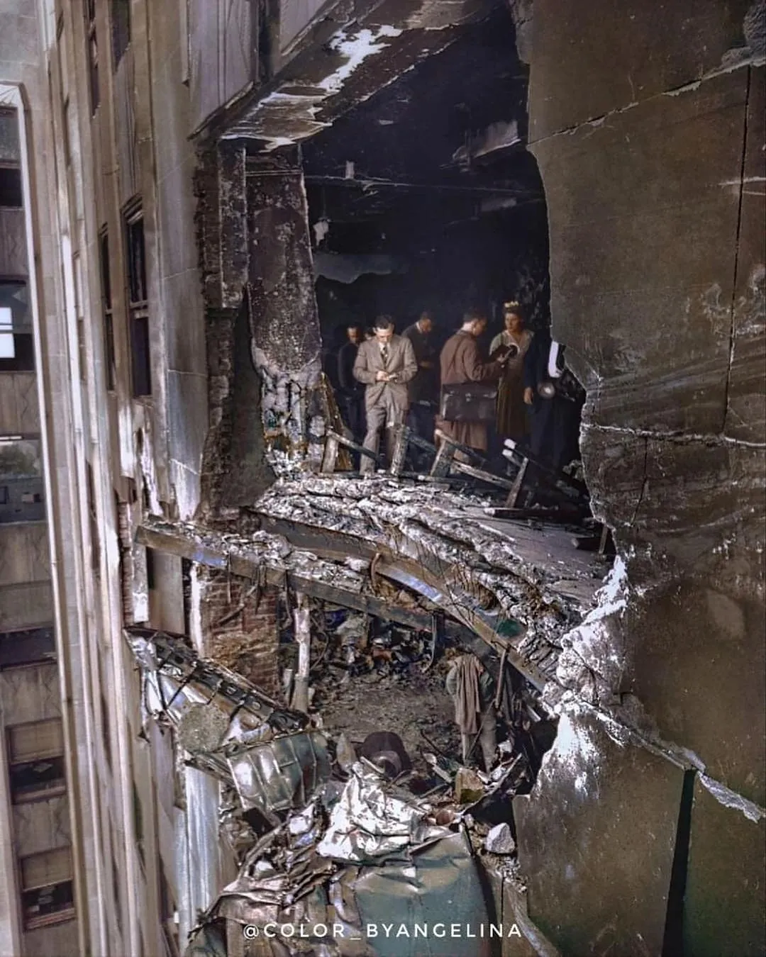 1945 年 7 月 28 日，美国空军的一架 B-25 米切尔轰炸机...