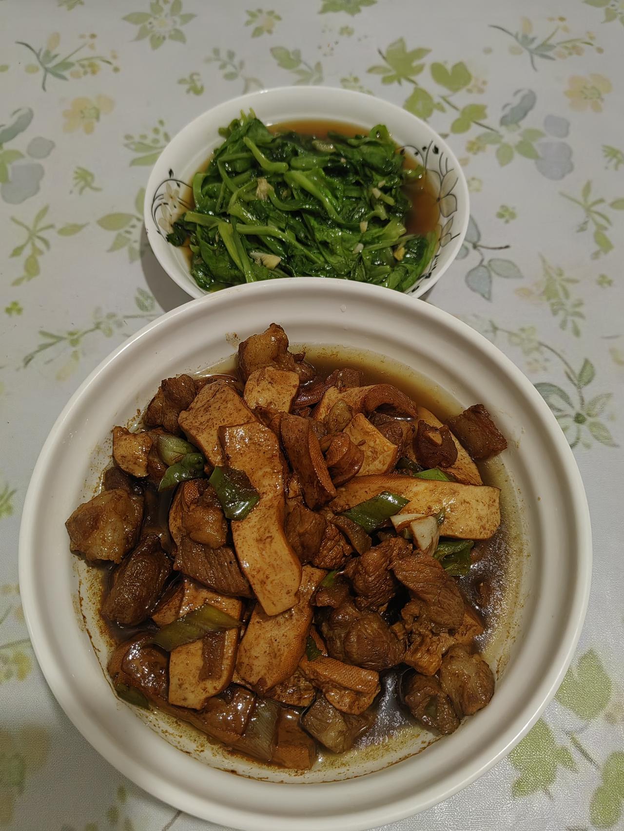 您家吃米饭搭配什么菜?
什么菜每天肯定做自己跟孩子爱吃的菜呀，换着花样做。天天做