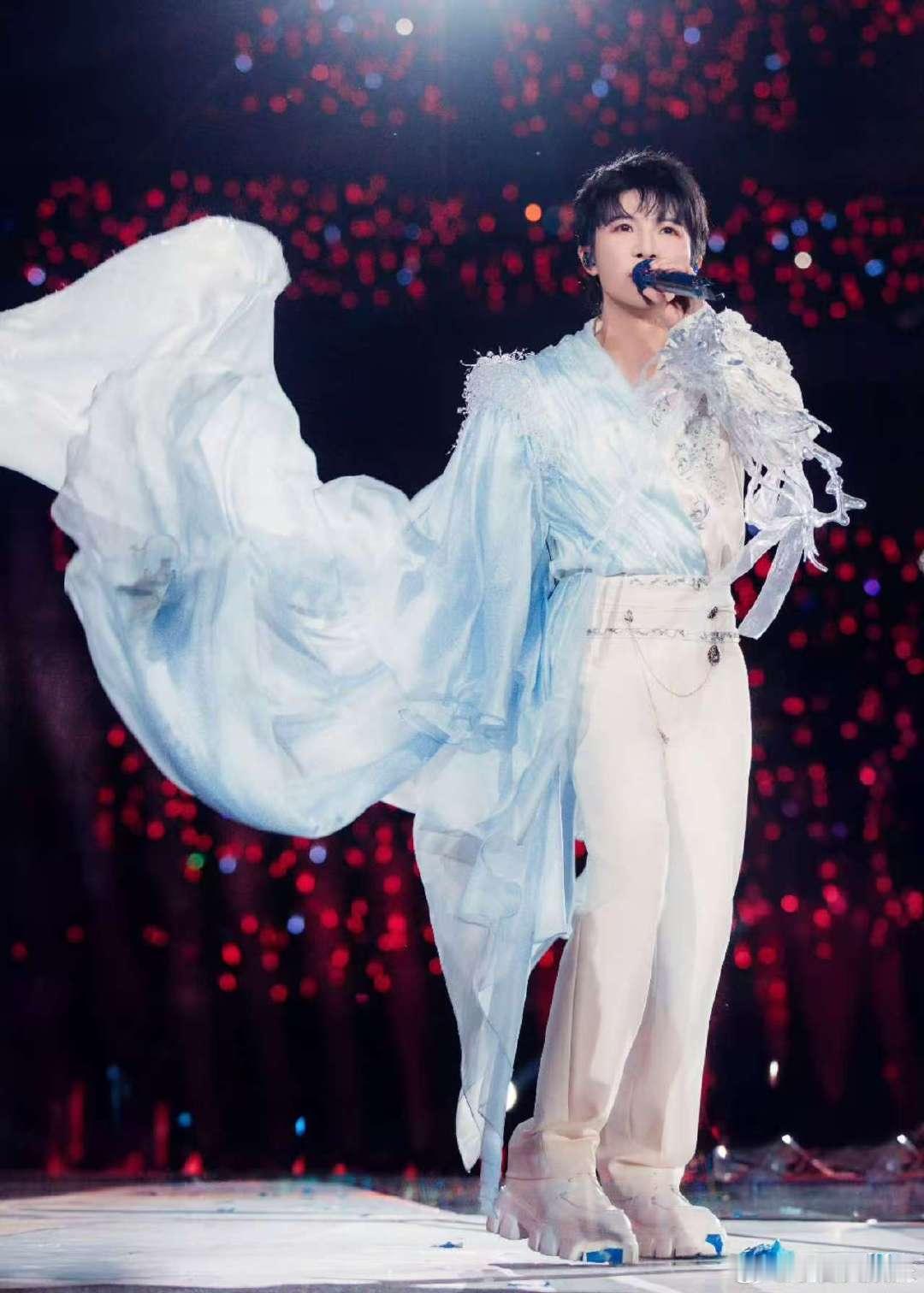 周深月光纱周深书写新的篇章 周深披风轻扬如揉碎的月光纱，在暮色中变成引路的音符。