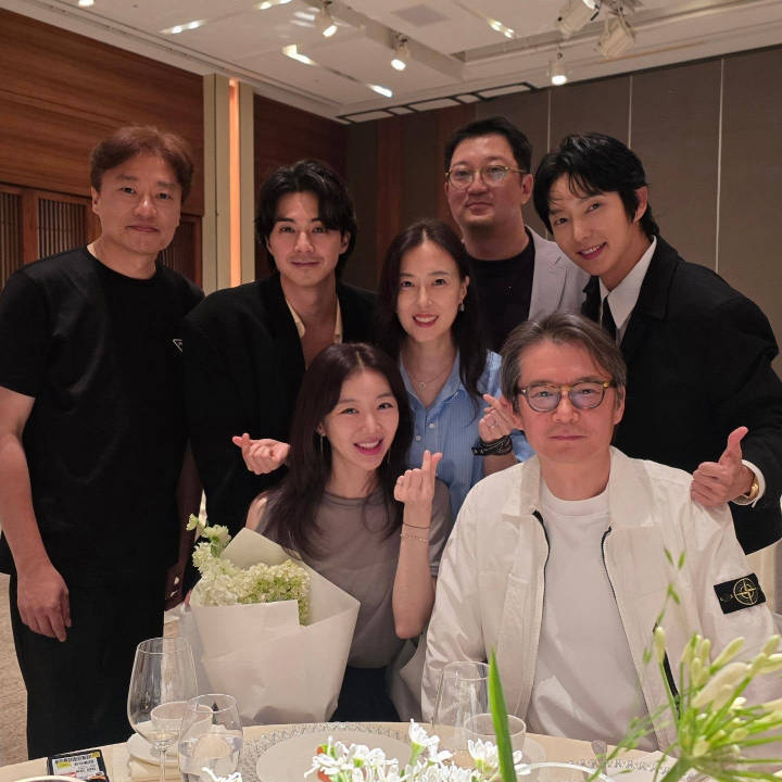 《恶之花》剧组参加文彩元婚礼，我记得磕李准基文彩元的好像还蛮多的。 