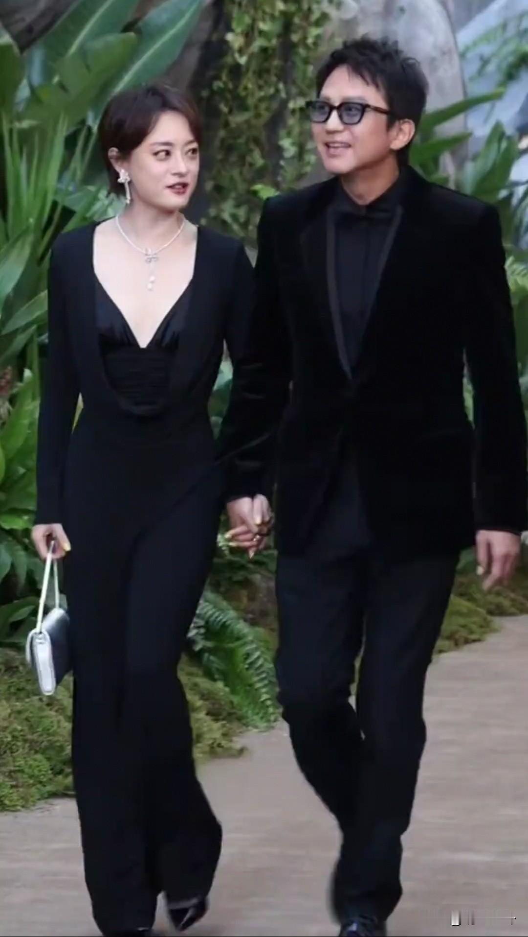 邓超孙俪出席首映礼[呲牙][呲牙][呲牙] 看见邓超就想笑，太逗了[大笑][大笑