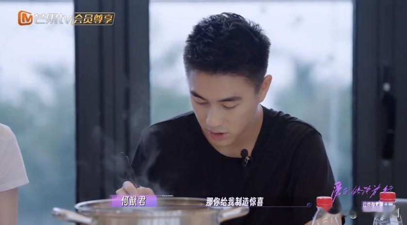 发现没？即便没嫁何猷君，小明也会幸福的

吃饭时闲聊，何猷君突然问奚梦瑶：

“