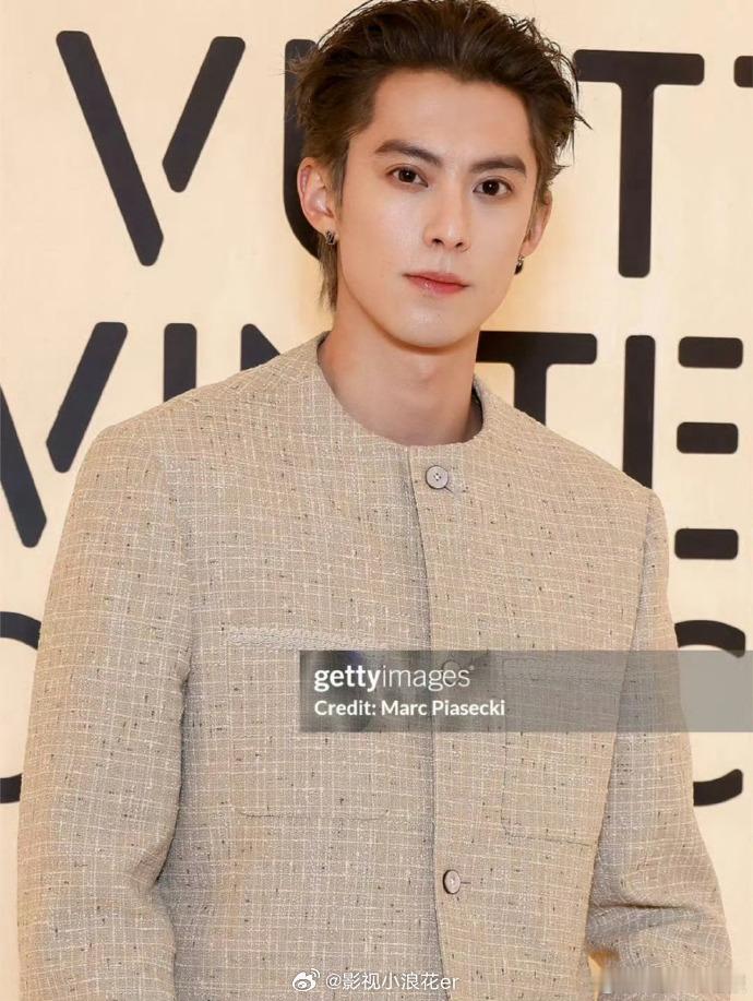 王嘉尔王鹤棣徐明浩G社怼脸王嘉尔王鹤棣徐明浩合影 徐明浩墨镜潮范，王鹤棣下颌线锋