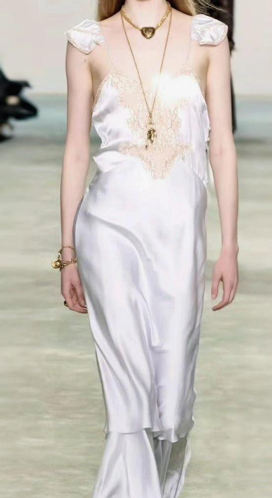 ✨月光织成的裙裾在行走，蕾丝是凝固的呼吸🌙。当珍珠遇见金属，温柔便有了棱角。