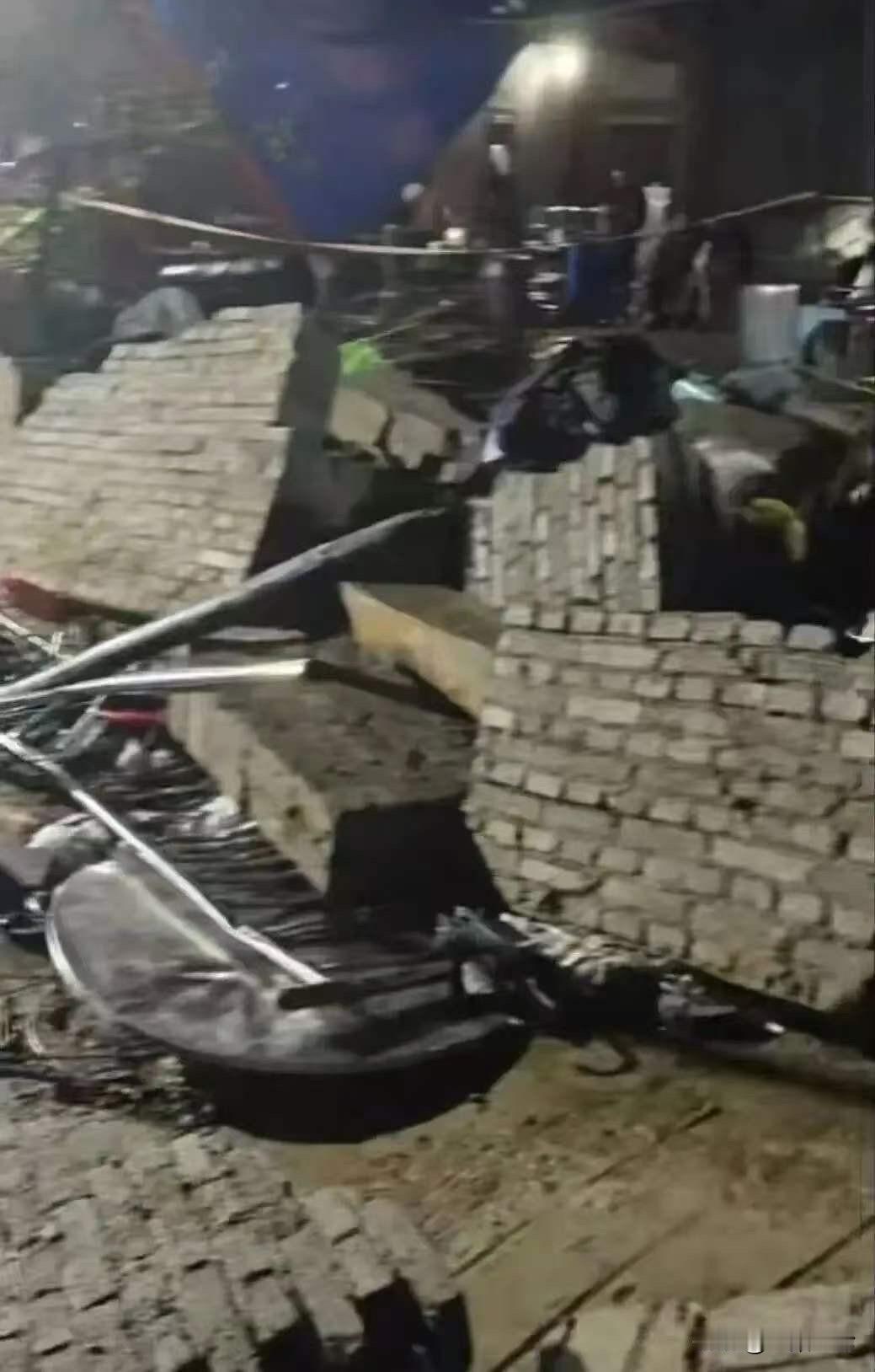 云南昭通，一25岁女子参加丧礼，她和另外5人，被突然倒塌的墙砸死，几天后，赔偿方