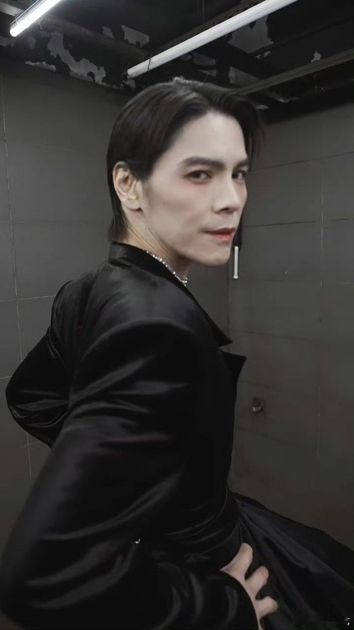 向佐说穿高跟鞋不累 刚夸完穿搭接地气，转头就给大家来惊喜！前裙后西装的反差感拉满