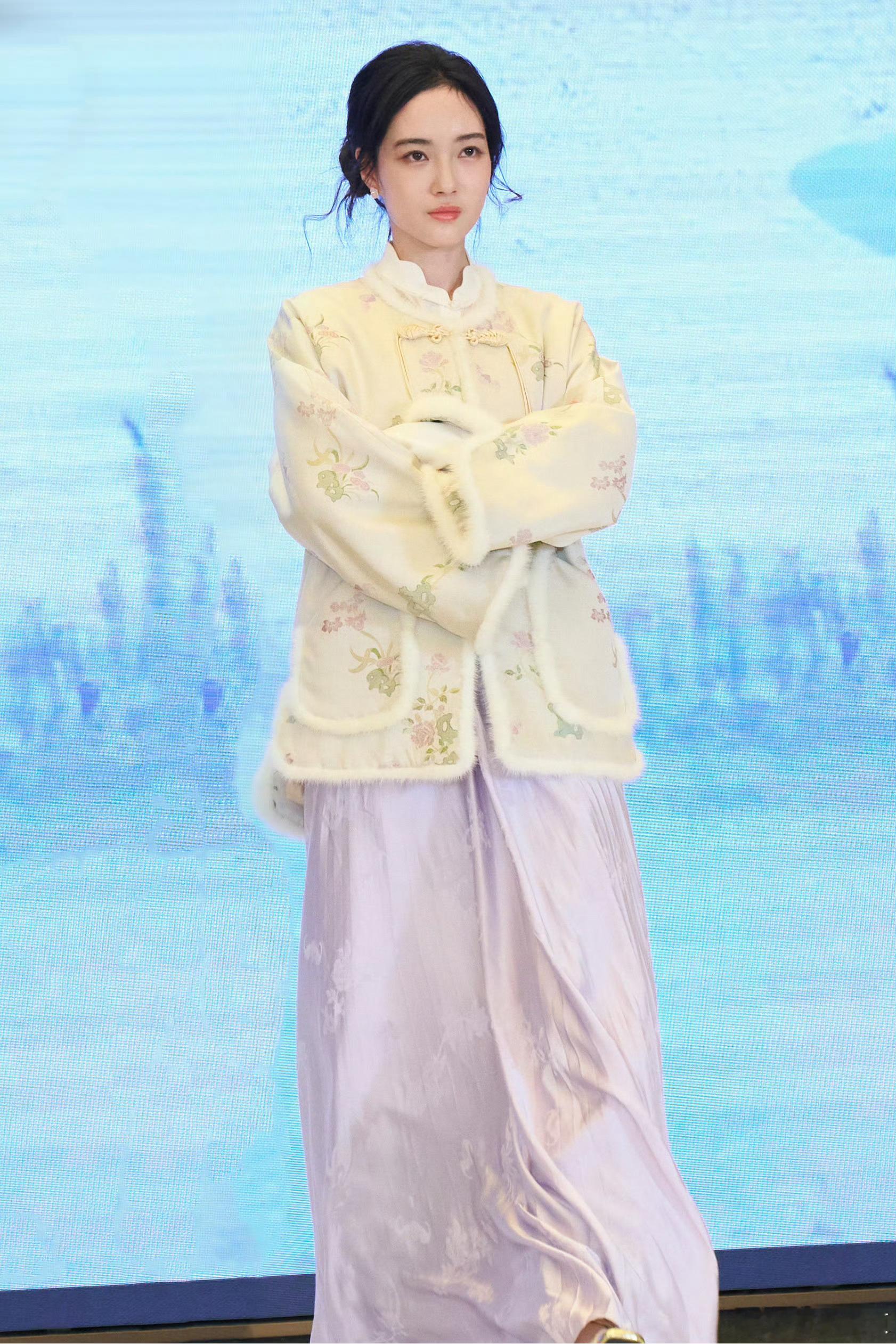 赵嘉敏新中式美人这造型，我直接封她新中式美人的Queen！，四小姐这扮相，我直接