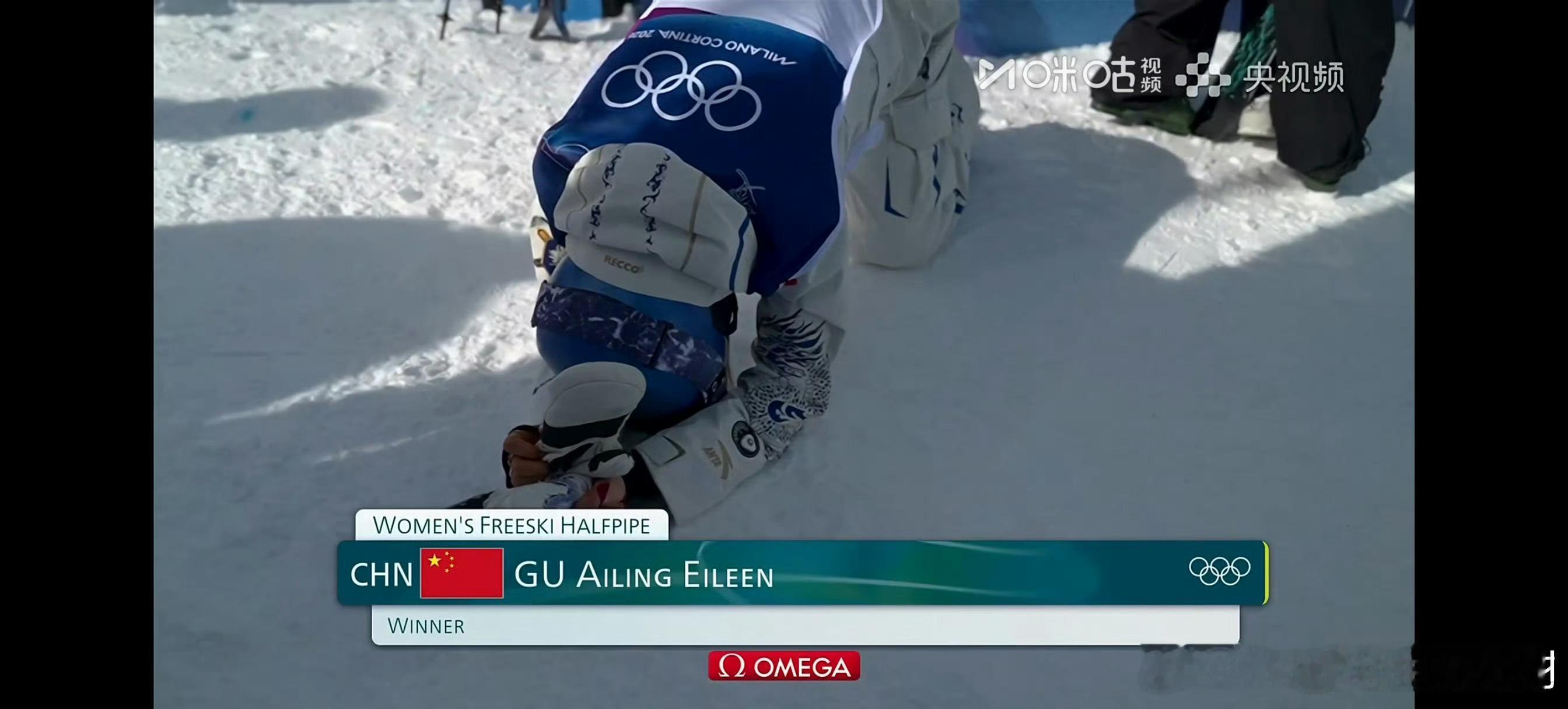 谷爱凌U池卫冕成功 实力无需多言！谷爱凌身穿安踏比赛服，在冬奥U型池决赛中后两滑