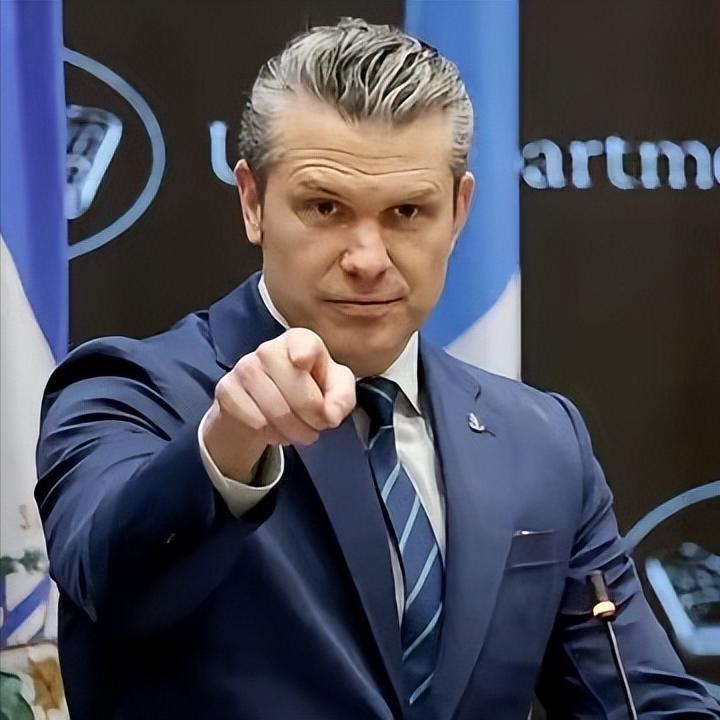 美军这回真是出了大新闻。

美国国防部长干了一件几十年都没人干过的事。他亲手把4