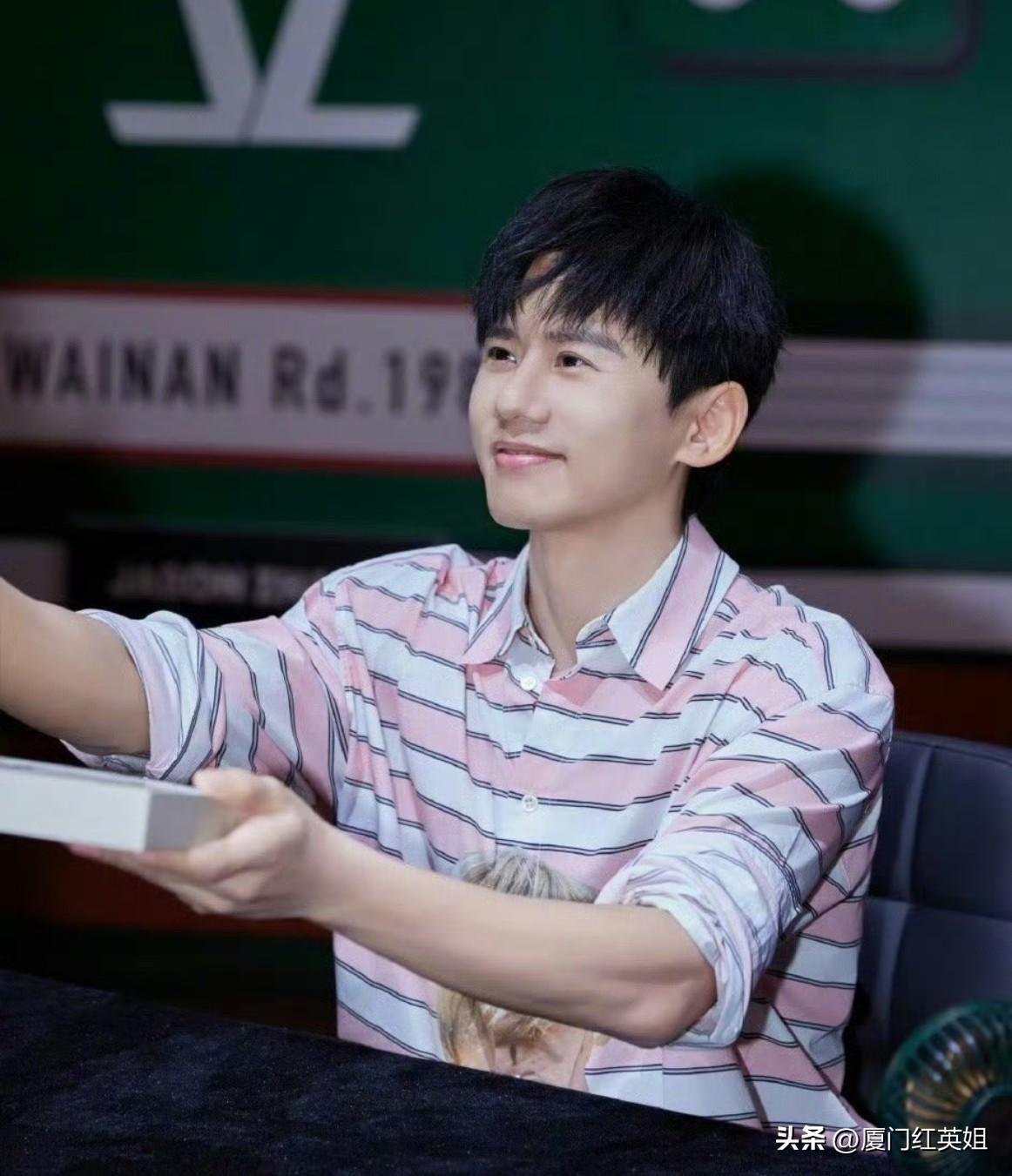 都43岁了
都3个孩子的父亲了
还要被迫回答20年前的感情问题
怎么觉得张杰挺命