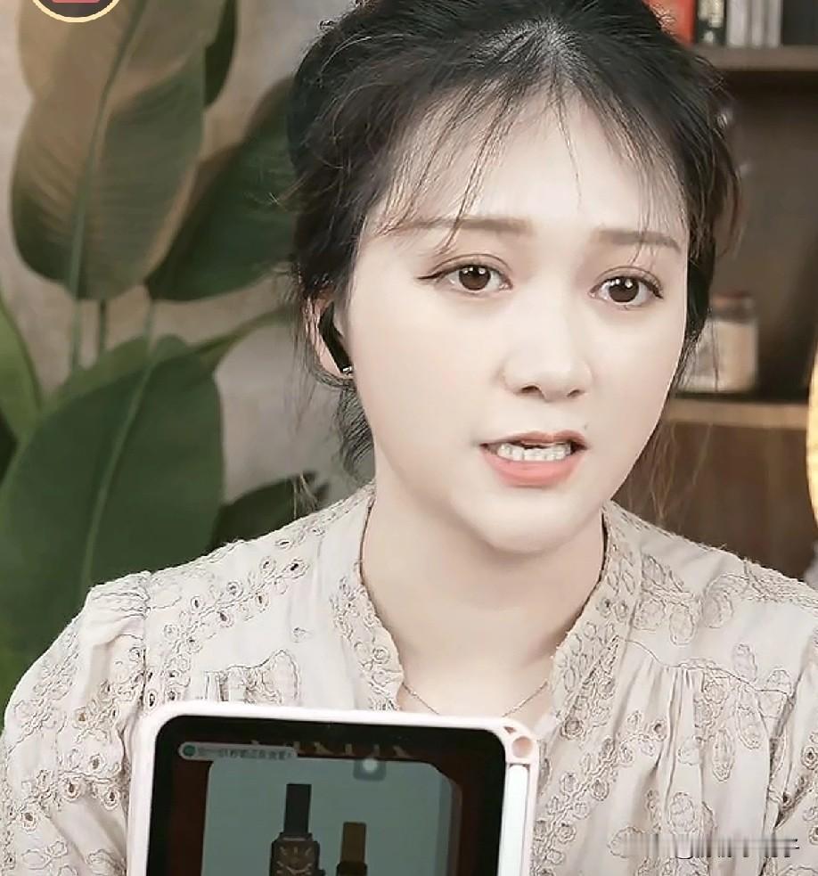 小米娜妈妈直播的时候完全不一样！
眼神看起来很温柔很正常。但视频里总气哄哄的，喜