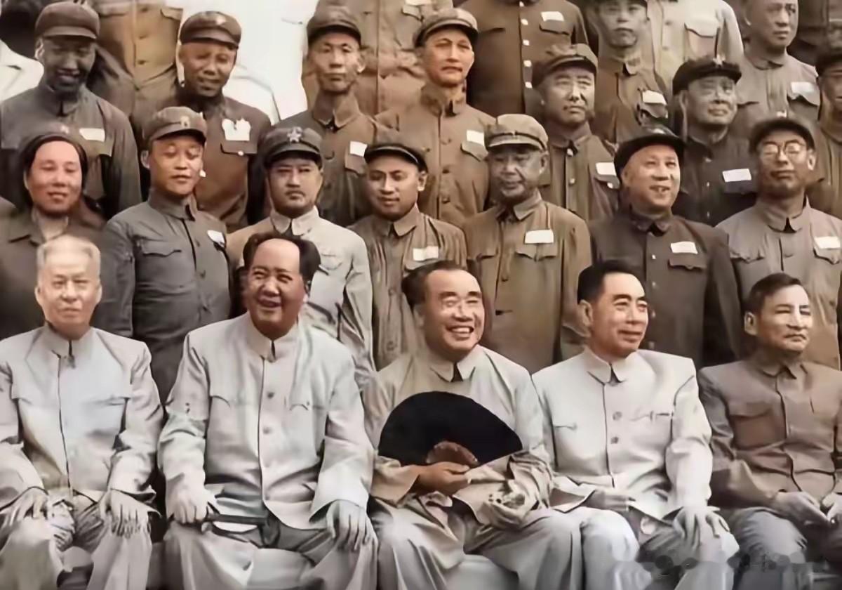 1963年毛主席和周总理接见出席全国农业、财贸等会议时的代表。
