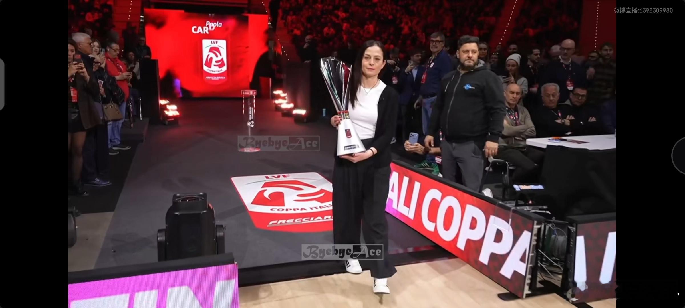 2002世锦赛冠军自由人卡杜罗带着意大利杯赛奖杯入场世界女排新闻