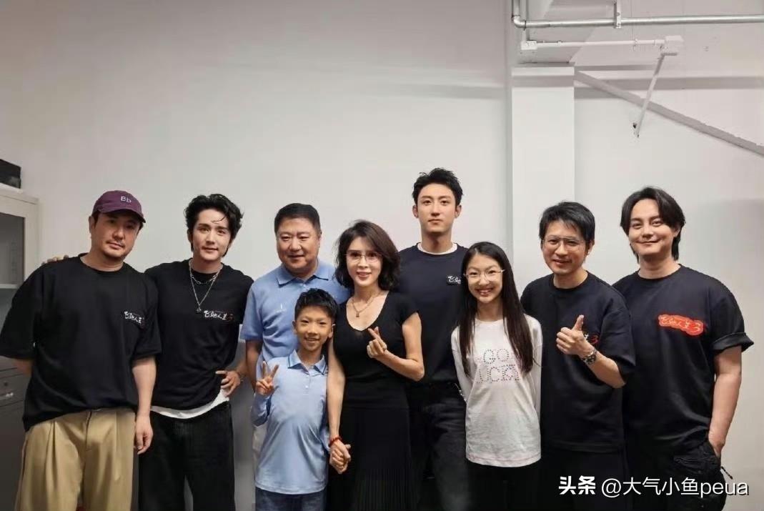 金巧巧带着一家人在三亚过年，这生活真是惬意！
最难得的是富豪老公于东罕见出镜，平