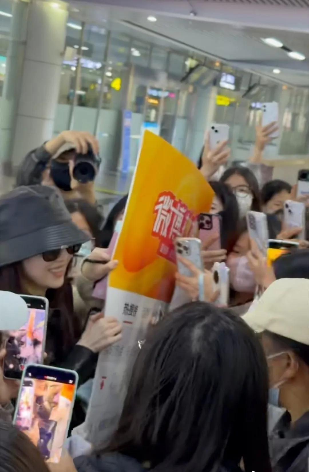 写得真好，转发！
张慧雯入和颂时，微博就己经有千万粉丝了。这些年她经历了低谷，主