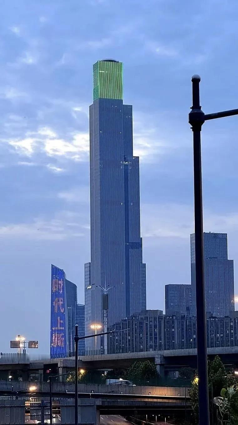 416.6米！南京第二高楼定名“紫金金融大厦”，预计2025年底投用
 
近日，