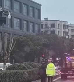 【杭州女交警铁骑50米走了4分10秒】2月24日清晨7时50分许，临平公安交管城