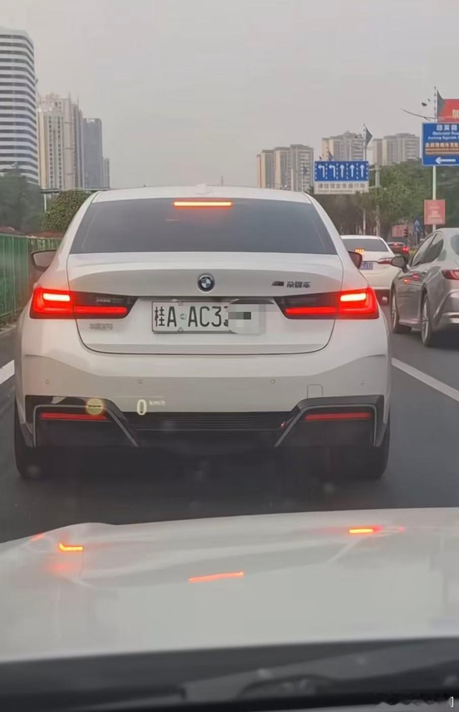 【多地新能源车牌绿色变白色？有博主发布“车牌褪色”教程；交管部门：属污损机动车号