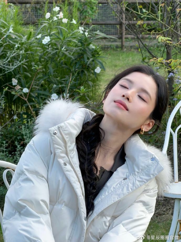 一只毛茸茸的张婧仪张婧仪白天鹅即视感毛领蓬松柔软，一身白羽绒服温柔感直接拉满 ​